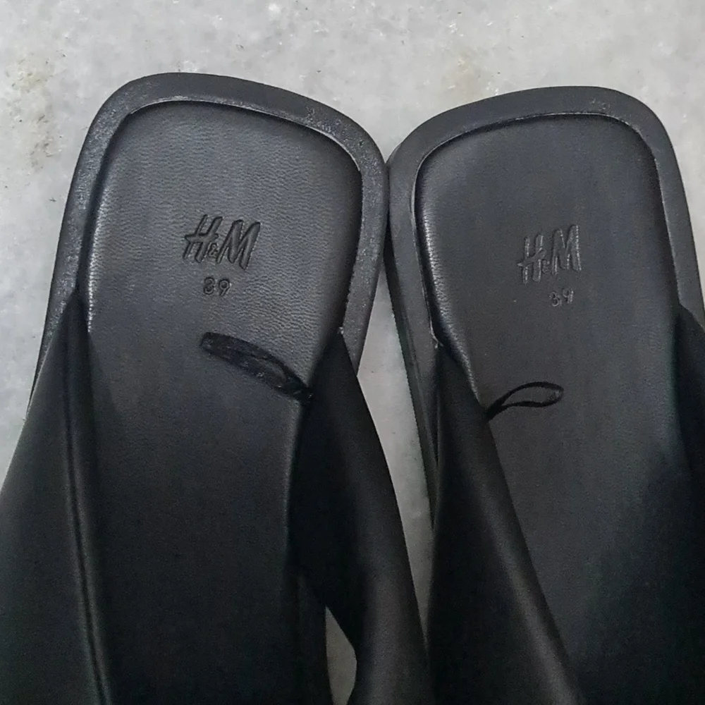 Imitation leather padded slides. - Picture 7 of 10